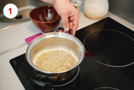 1. Commencez par réaliser un beurre noisette, en faisant cuire le beurre. © Hélène David