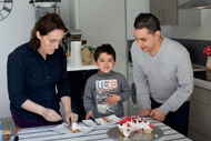 Anne, la journaliste de “Pomme d’Api”, en pleine dégustation, avec Mounir et son fils Adam.