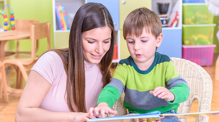 Comment la maîtrise du vocabulaire aide le développement des enfants ? © Fotolia