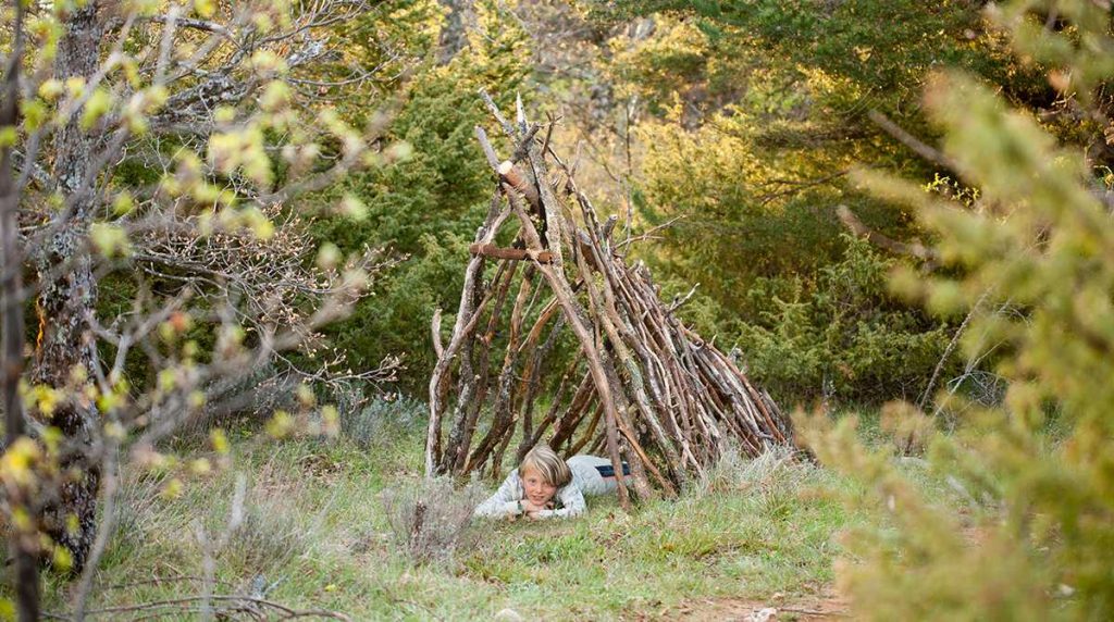 “Rêves de cabanes”, supplément pour les parents du magazine Pomme d'Api n°642, août 2019. Idées, réalisation et photos : Raphaële Vidaling.