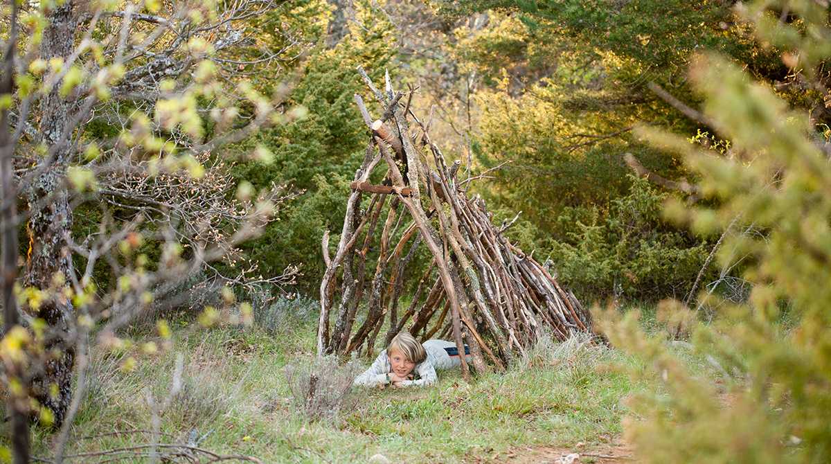 “Rêves de cabanes”, supplément pour les parents du magazine Pomme d'Api n°642, août 2019. Idées, réalisation et photos : Raphaële Vidaling.