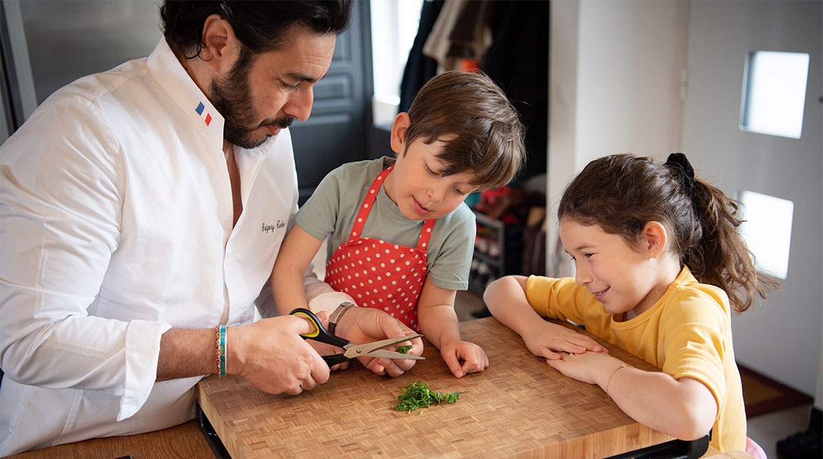Grégory Cohen prépare trois recettes avec ses enfants pour Pomme d'Api