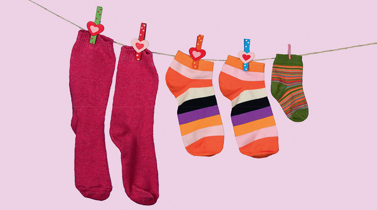 Tuto autonomie : le jeu de la bonne paire de chaussettes. Supplément pour les parents du magazine Pomme d'Api n°681, novembre 2022. © Photo : Thomas O’Brien, Adobe Stock.