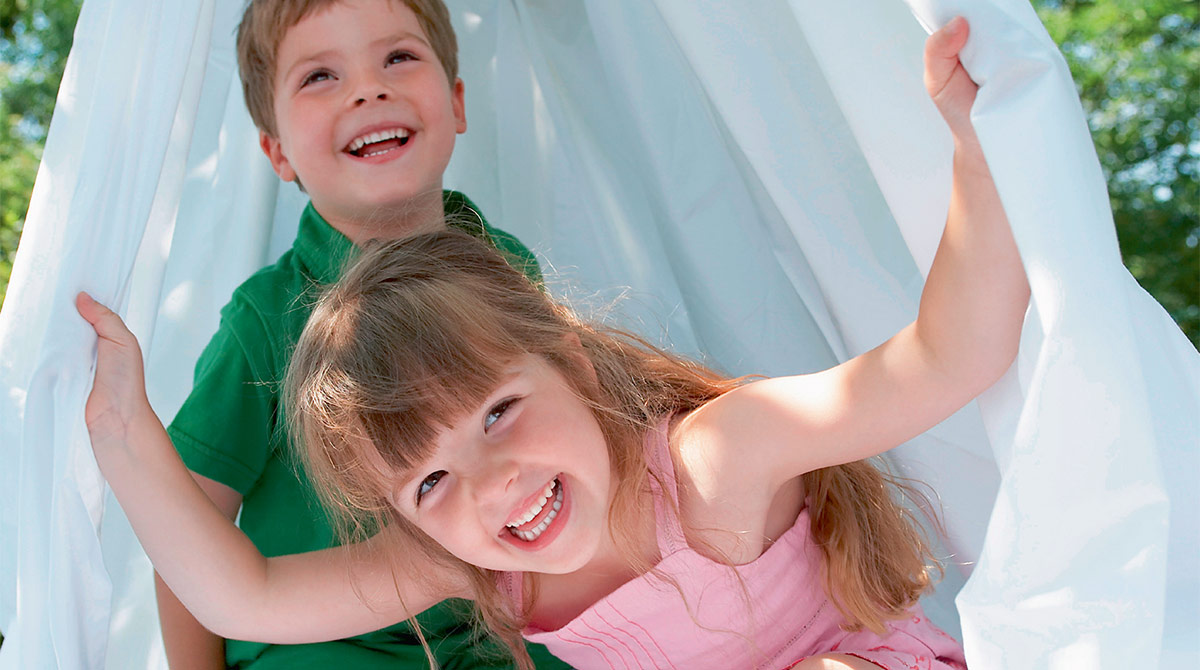 © Photo : Adobe Stock. Pom' parents spécial vacances, 10 activités d'été pour les enfants. Pomme d'Api n°689, juillet 2023.